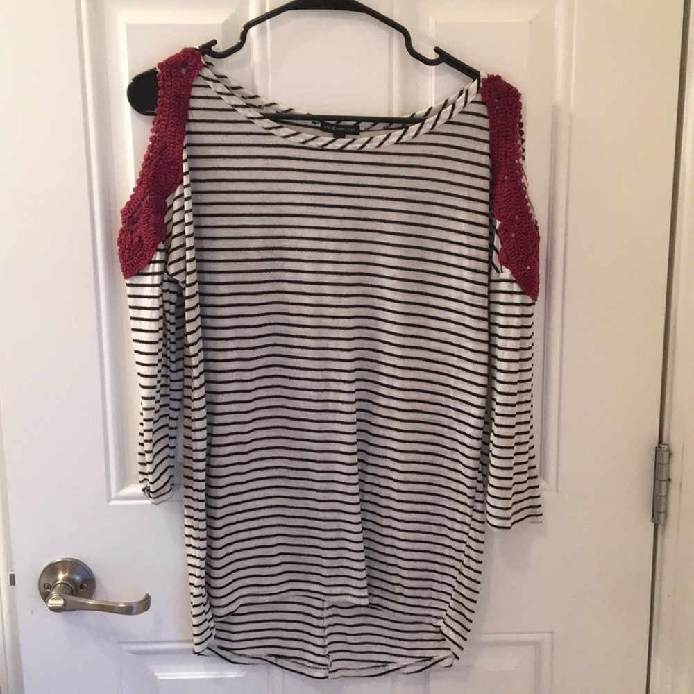 Cute black & cream striped top w/ shoulder cutouts